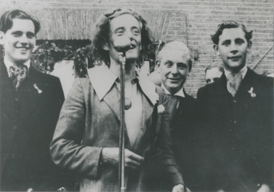 876998 Afbeelding van v.l.n.r. Wout Teeuwe, Piet Hoogland en Ben Geurtzen die de act 'Lady Crooner' opvoeren tijdens ...